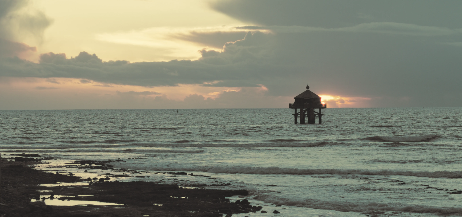 Photo de banniere, un phare en bois, les pieds dans l’océan