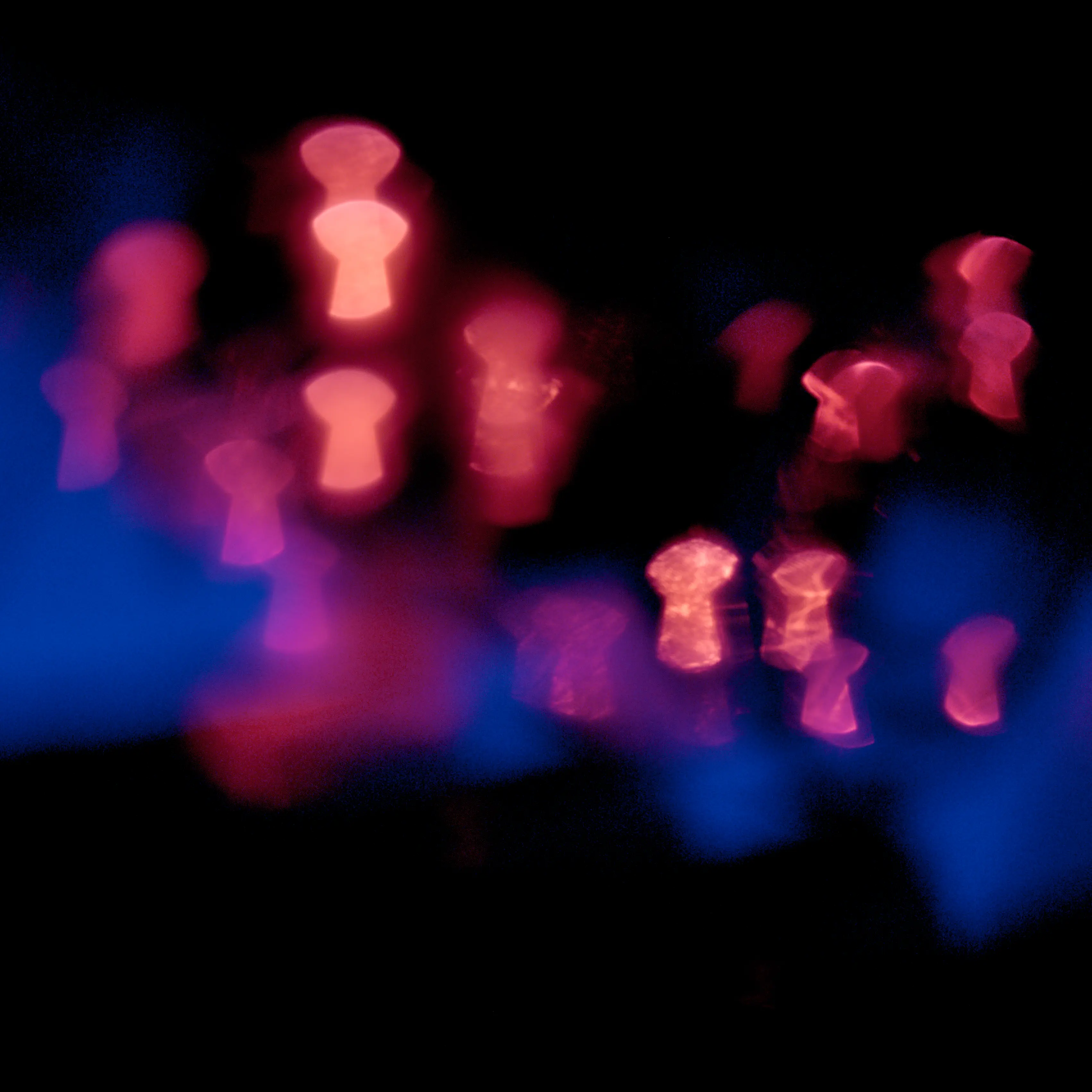 Photo flou de sources rouge. Le bokeh est en forme de serrure.