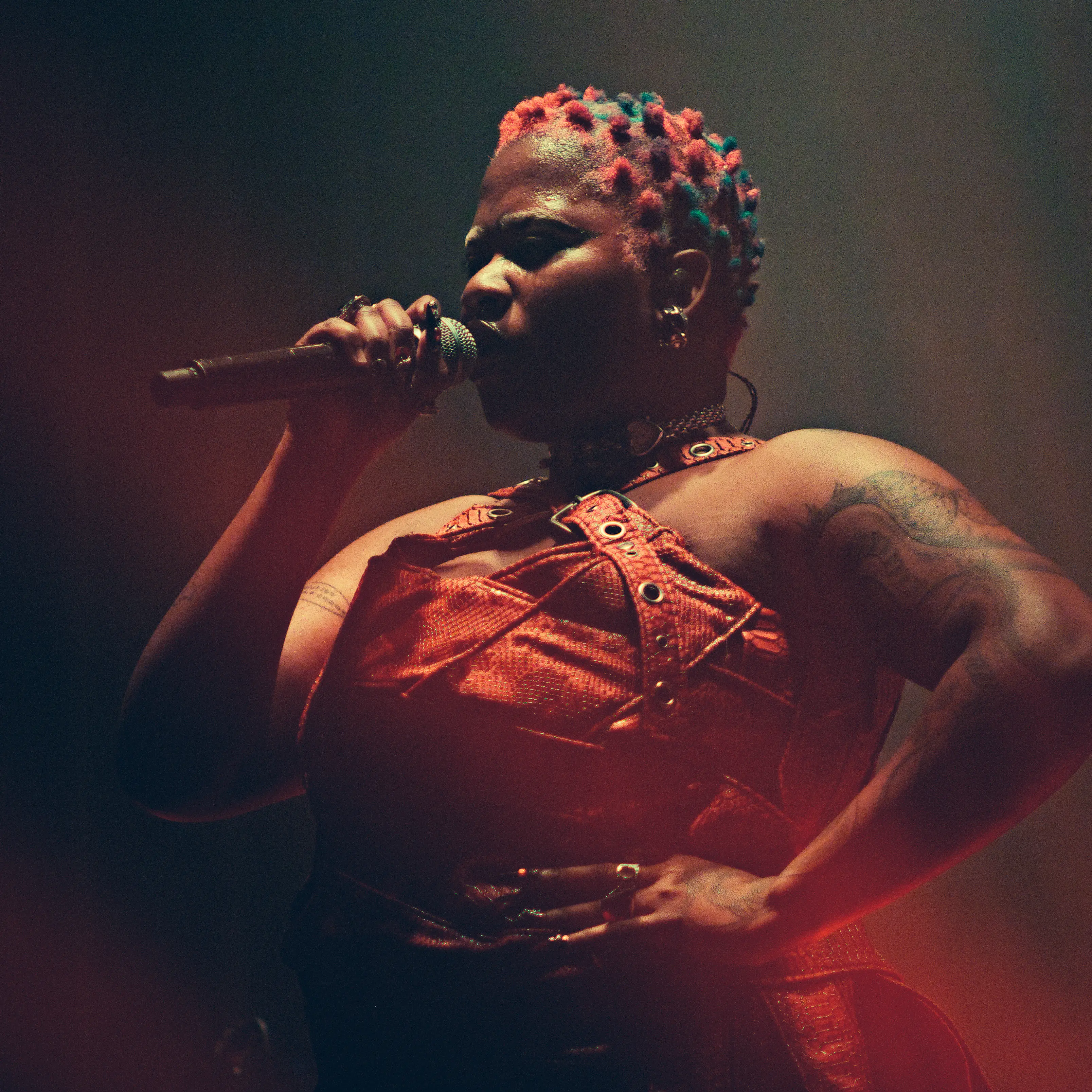 Photo de la chanteuse Uzi Freyja sur scène
